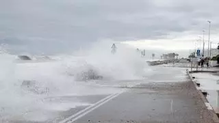 La fuerza del mar se 'come' la playa en Castellón