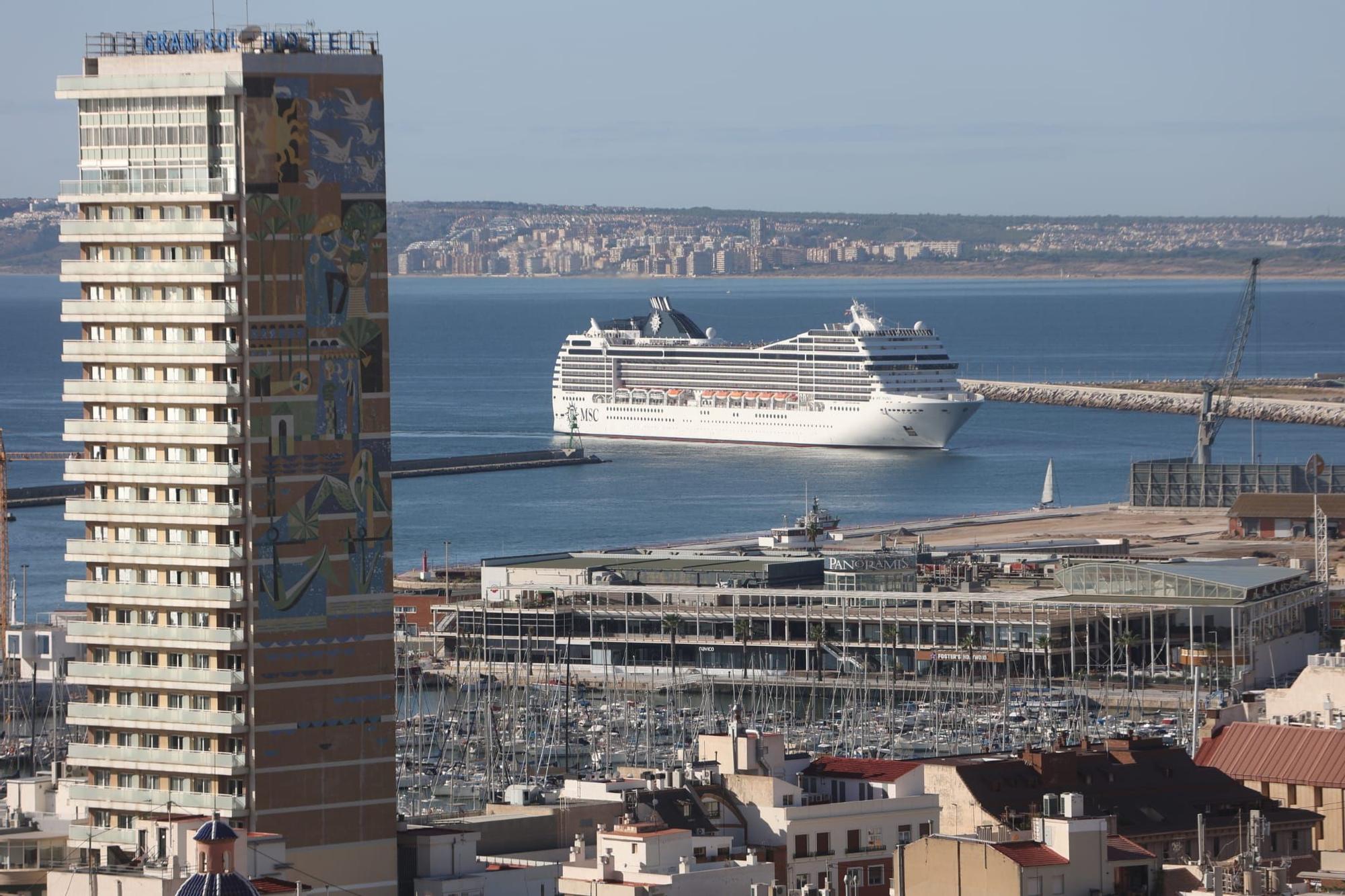 Dos cruceros de la compañía MSC en el Puerto Alicante