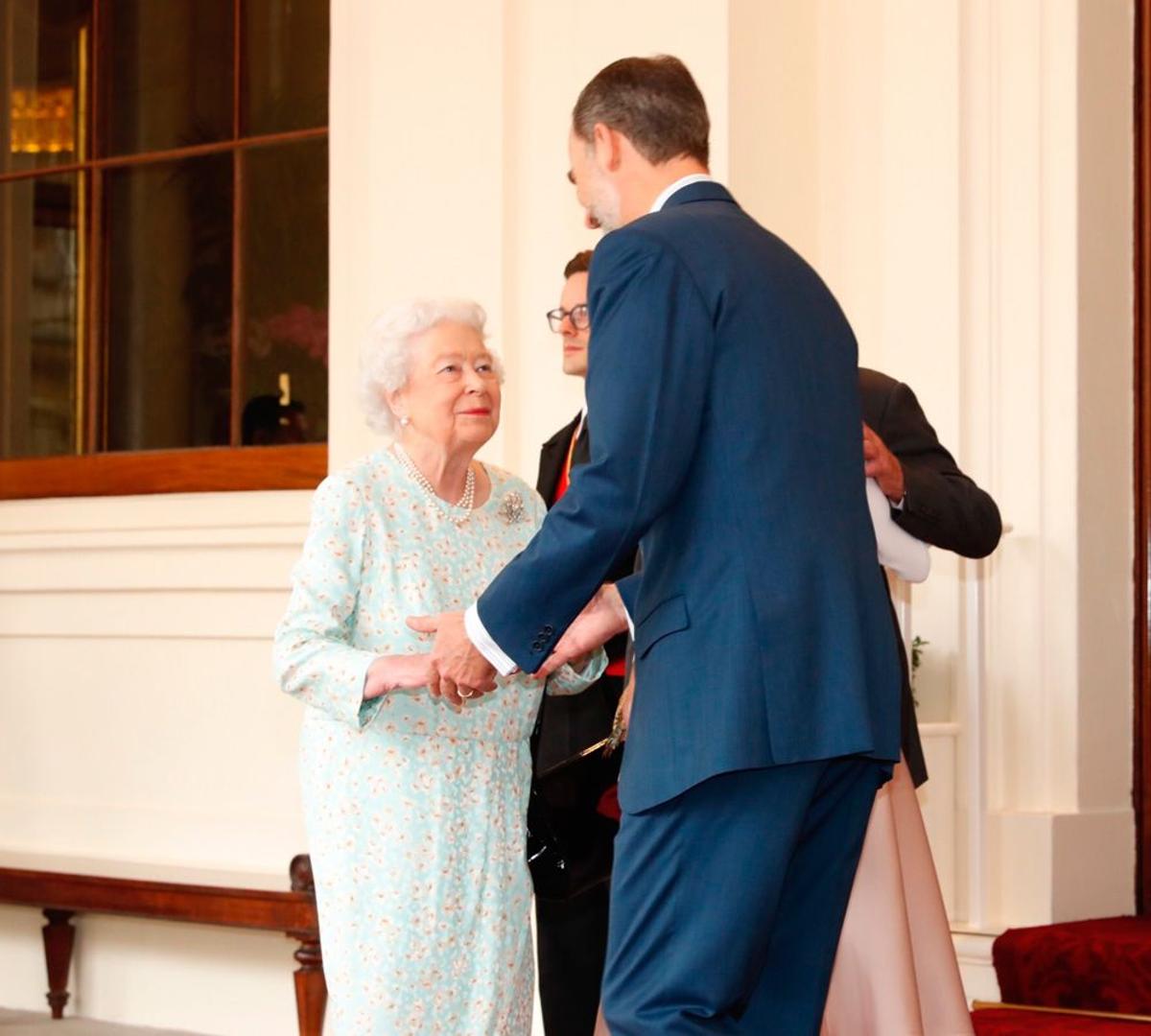 El Rey Felipe VI se despide de la Reina Isabel II