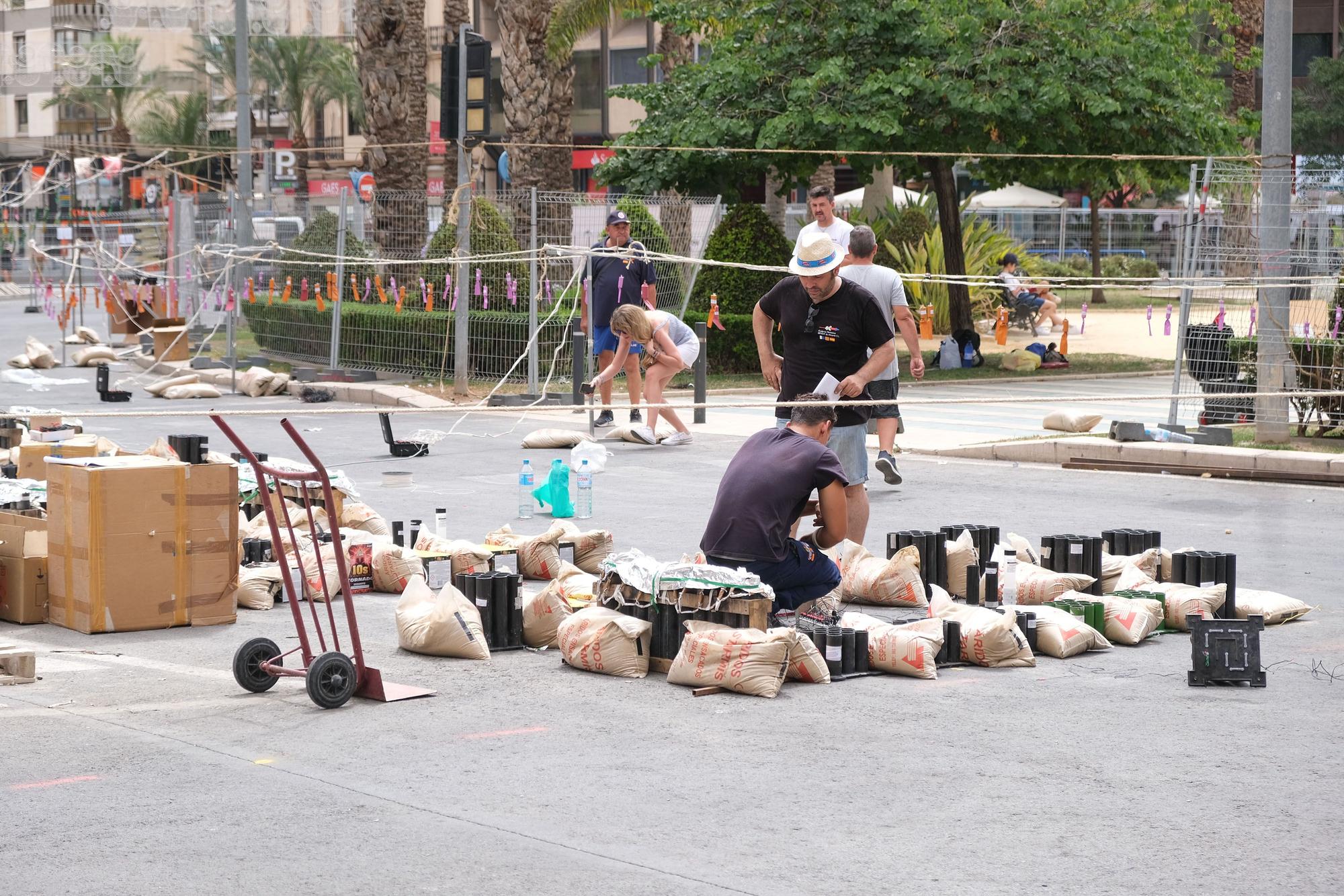 La pirotecnia Hermanos Sirvent antes de lanzar su mascletà en Alicante. 