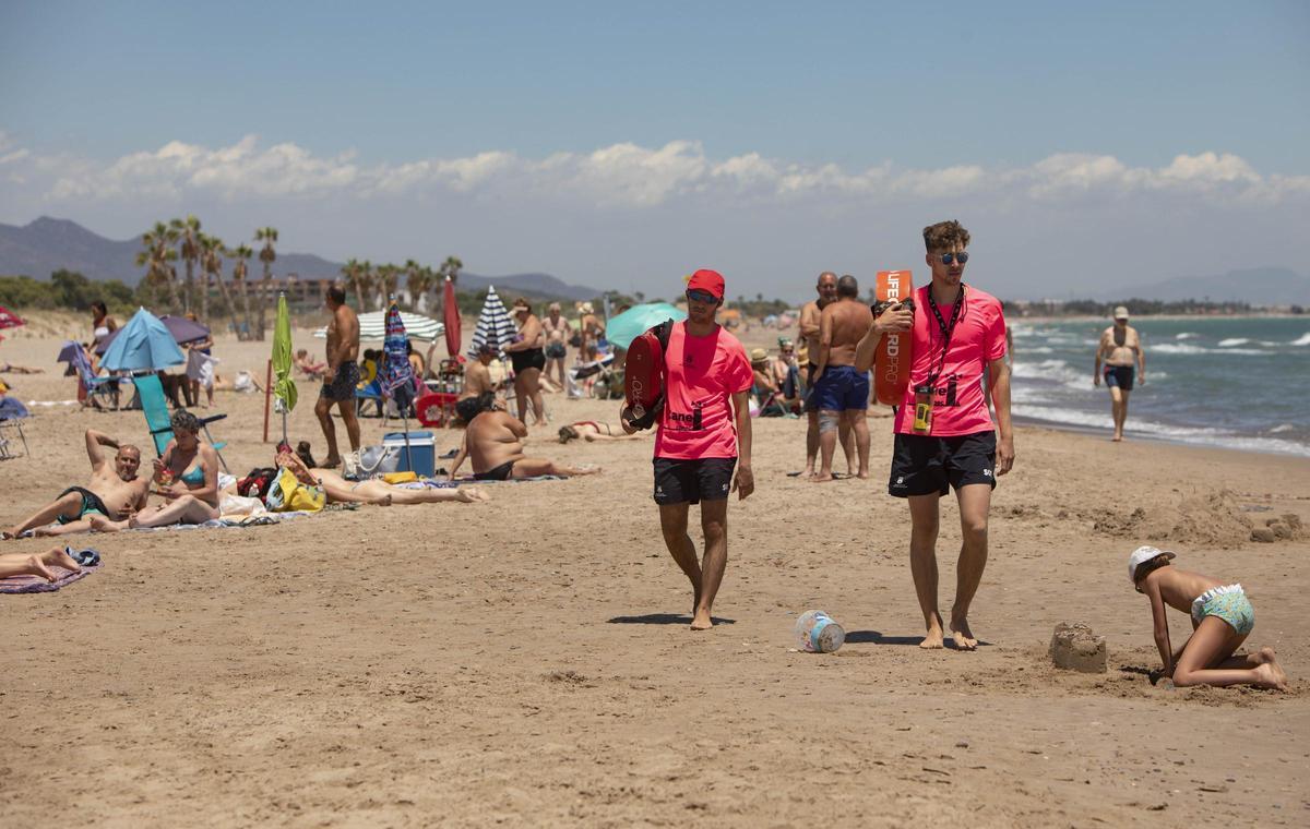 Socorristas en la playa de Canet.