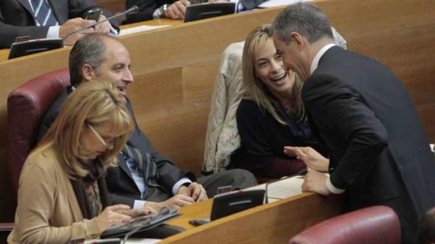 El expresidente de la Generalitat bromea con Ricardo Costa y con la alcaldesa Sonia Castedo. A la izquierda, Trini Miró.