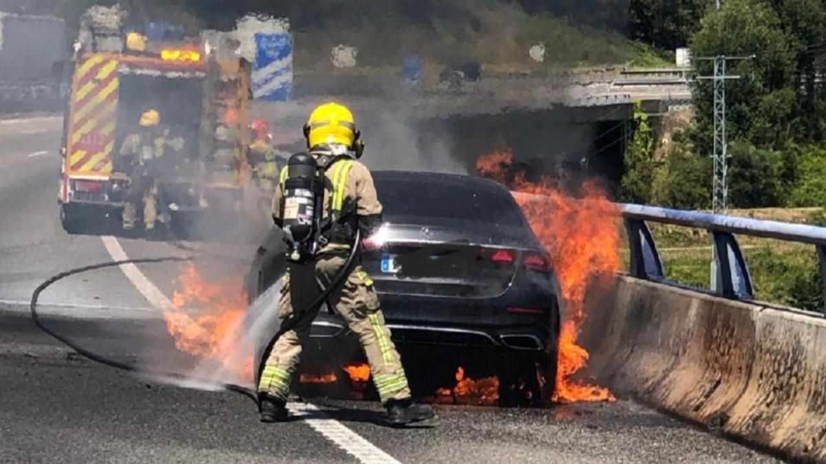 Un coche de alta gama arde en la AP-9 a su paso por Mos mientras circulaba en sentido Vigo
