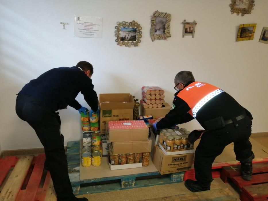 Villanueva del Trabuco. Dos voluntarios encargados de la distribución de alimentos entre las familias más necesitadas de este municipio de la comarca antequerana. En esta localidad también se han elaborado máscaras protectoras o mascarillas.