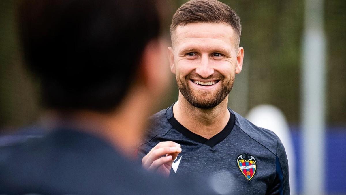 Mustafi, en un entrenamiento del Levante