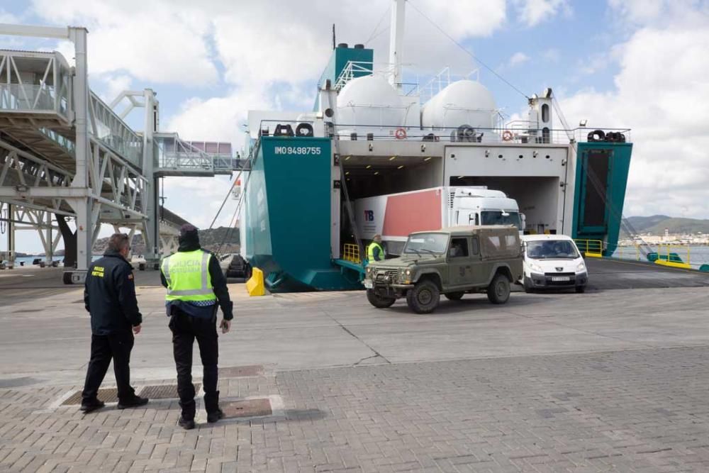 Militares desembarca en el puerto de Ibiza