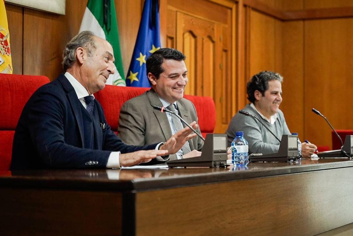 Gabriel Pérez Alcalá junto al alcalde y al secretario del Consejo Social.
