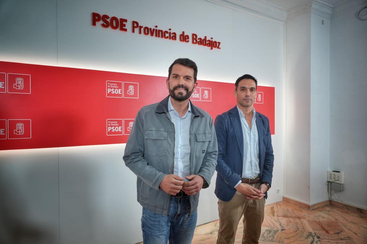 Álvaro Sánchez Cotrina y Manuel Borrego, secretarios generales del PSOE en las provincias de Cáceres y Badajoz, respectivamente, antes de la reunión de las ejecutivas.