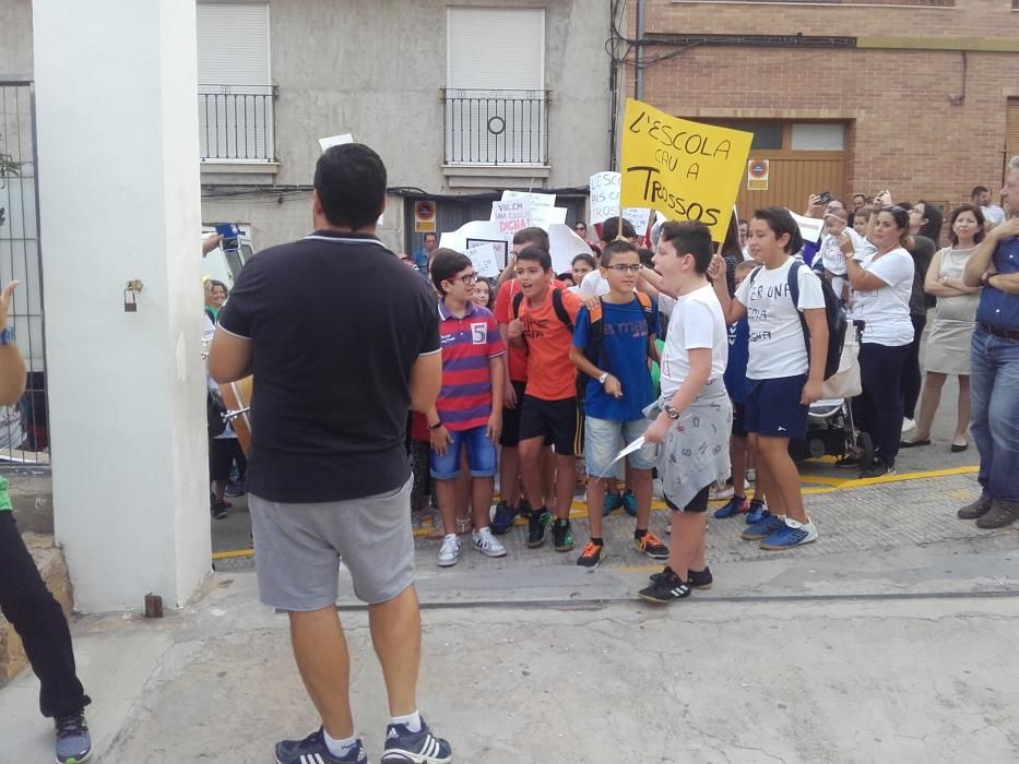 Protesta por el mal estado del colegio de la Font d'en Carròs