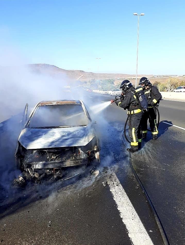 Incendio de un vehículo en la GC-1