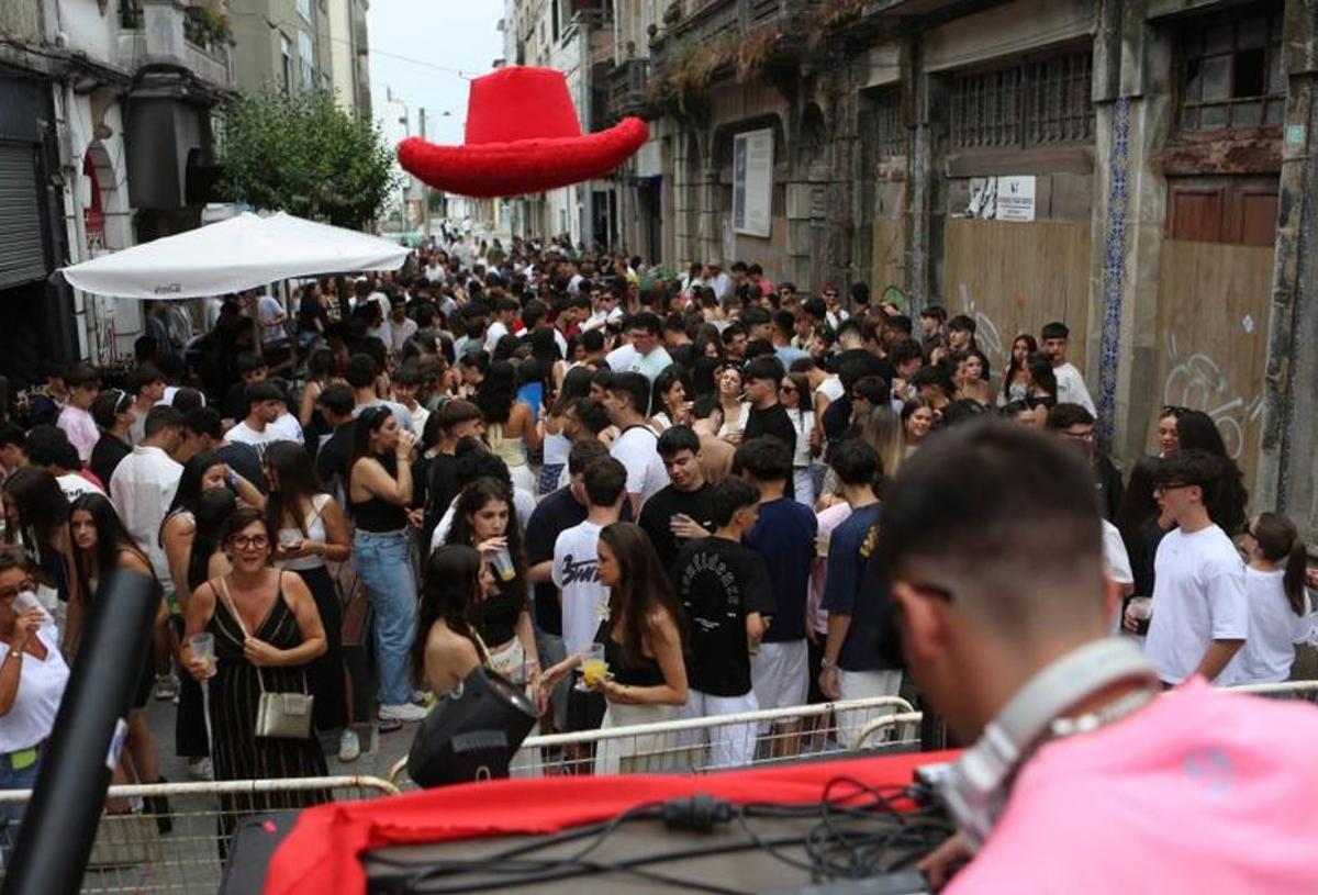 Sesión de tardeo en la zona de los pubs. | BERNABÉ/AMANDA CASTRO