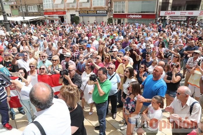 Cientos de personas protestan frente al Ayuntamiento de Cartagena por el pacto entre PP, PSOE y Cs