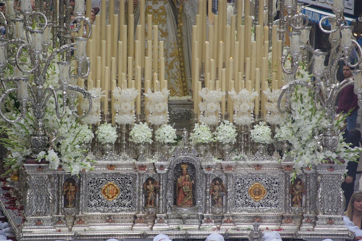 Detalle del frontal del trono en 2023, con la Virgen de la Victoria y los ángeles músicos.