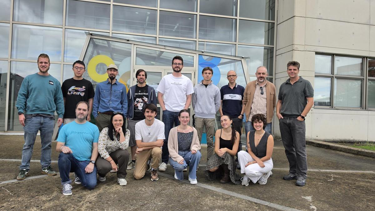 Integrantes del grupo de Nano-Óptica Cuántica de la Universidad de Oviedo. De izquierda a derecha, de pie, Christian Lanza, Yang Hu, Adam Roselló, Pablo Díaz, Enrique Terán, Víctor Garnung, Javier Martín Sánchez, Luis Javier Martinez y Pablo Alonso; agachados, Javier Fernández, Aitana Tarazaga, José Álvarez, Julia García, Carla Suárez y Lucía Fernández.
