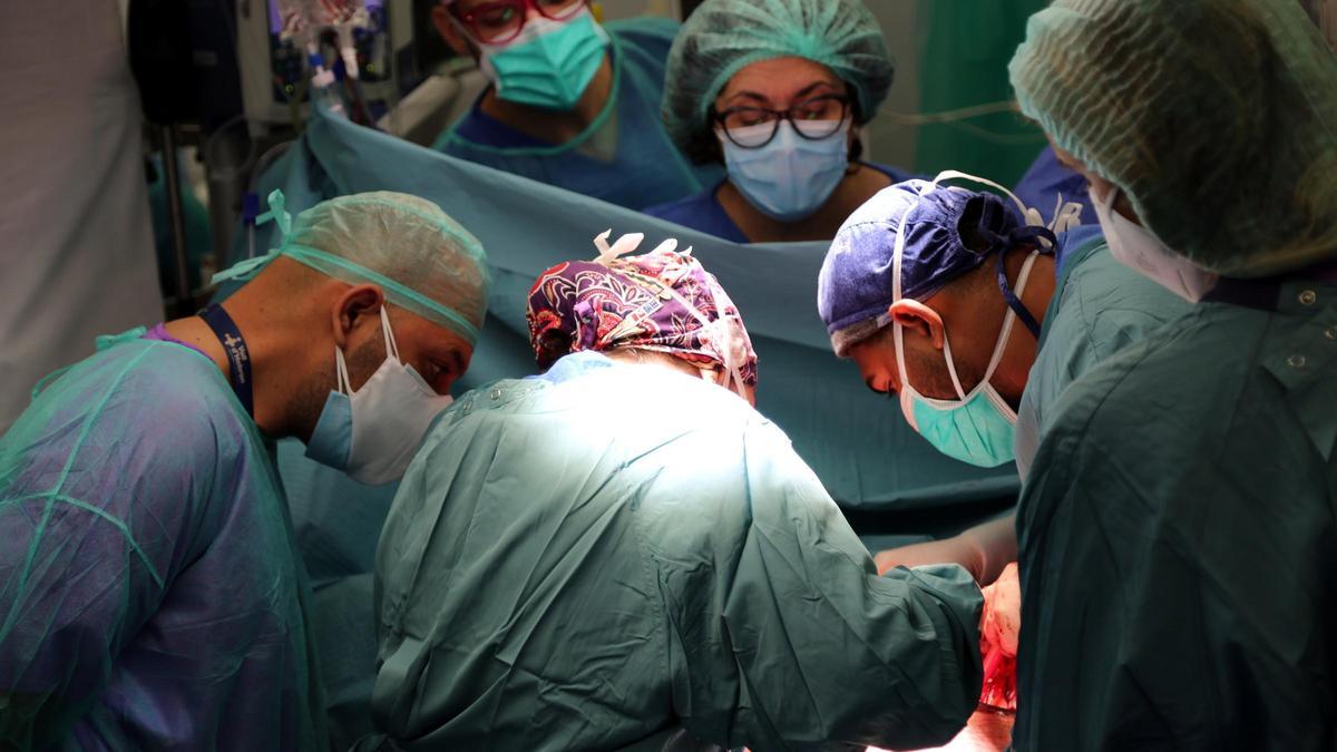 Professionals de Vall d&#039;Hebron realitzant el primer trasplantament de pulmons a l&#039;Estat a un pacient amb danys per la covid-19. Imatge publicada el 16 de juliol del 2021. (Horitzontal)