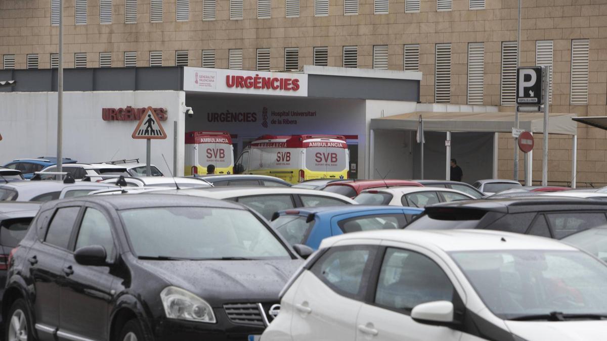 Acceso al área de Urgencias del Hospital de la Ribera, en una imagen de archivo.