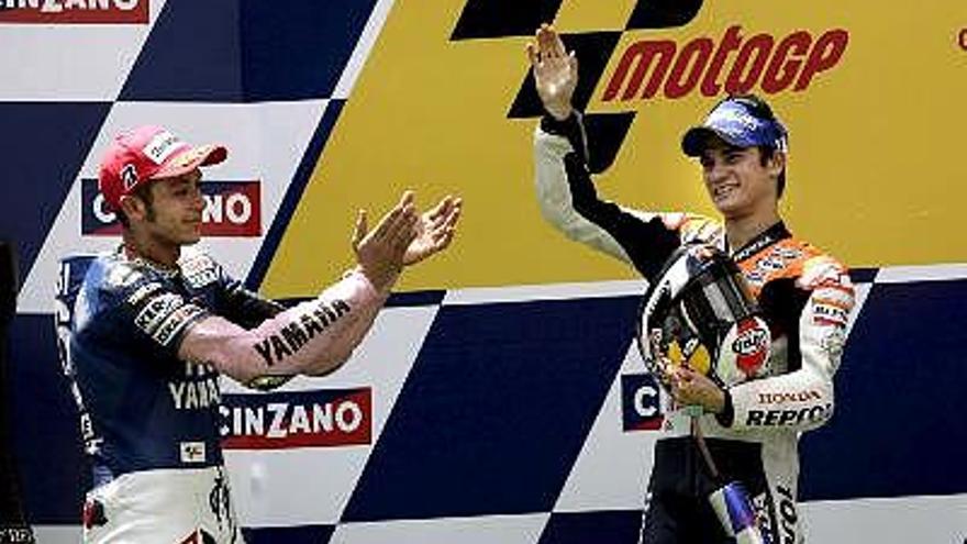 El piloto italiano de Yamaha, Valentino Rossi (i), aplaude al piloto español de Honda, Dani Pedrosa (d), que se impuso en la carrera de MotoGP del Gran Premio de Cataluña de motociclismo, que se ha disputado hoy en el circuito de Montmeló.