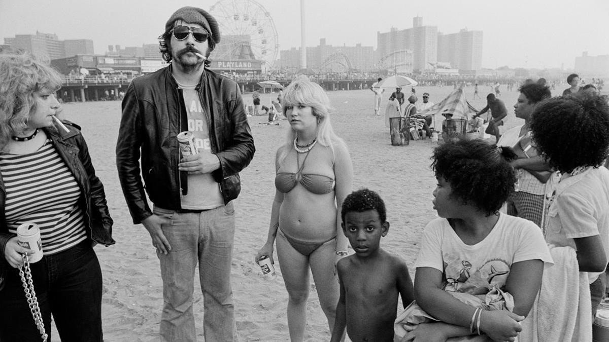 El periodista gonzo Lester Bangs, con una lata de cerveza en la mano.