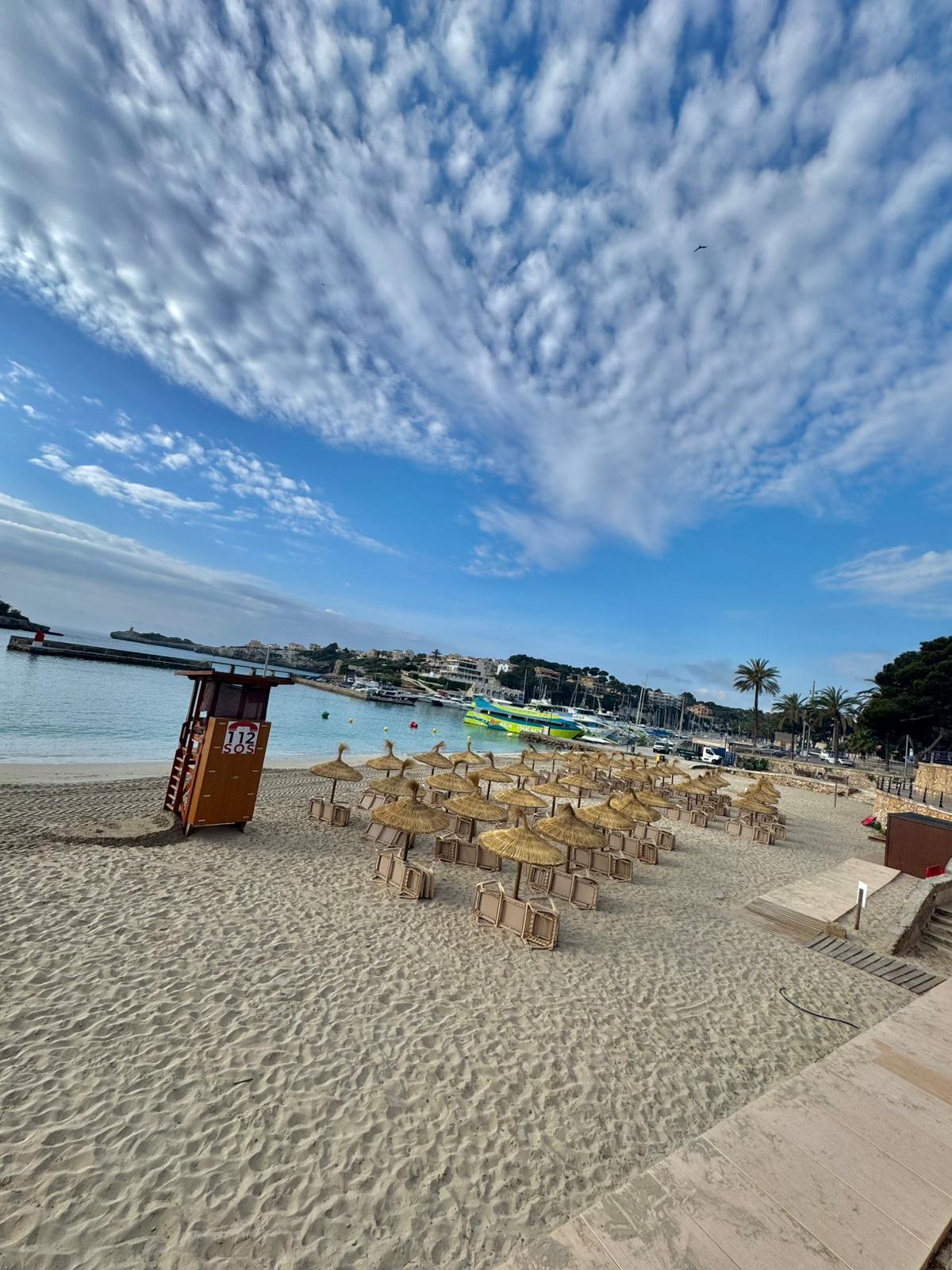 Am Strand von Porto Cristo sind die Liegen und Sonnenschirme schon aufgebaut.