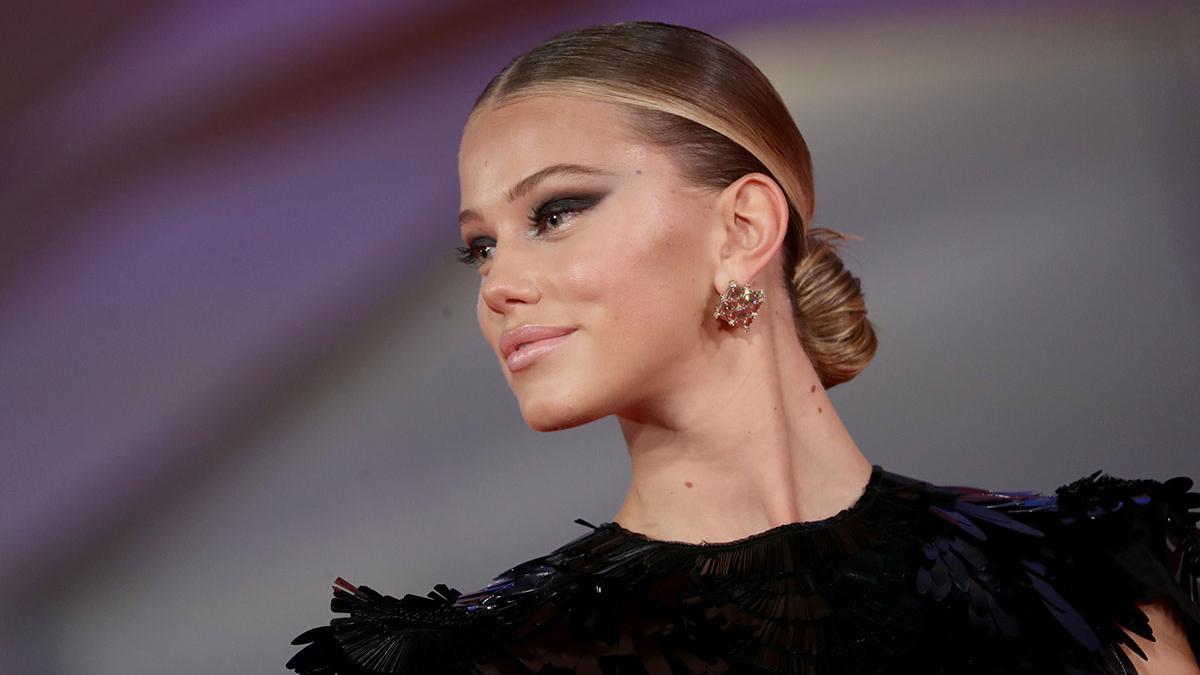 Margherita Buoncristiani en la alfombra roja del Festival de Venecia con recogido moño bajo