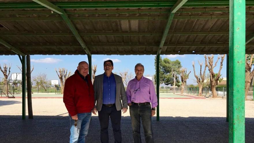 El patio del colegio se reforma en Semana Santa tras años de desidia