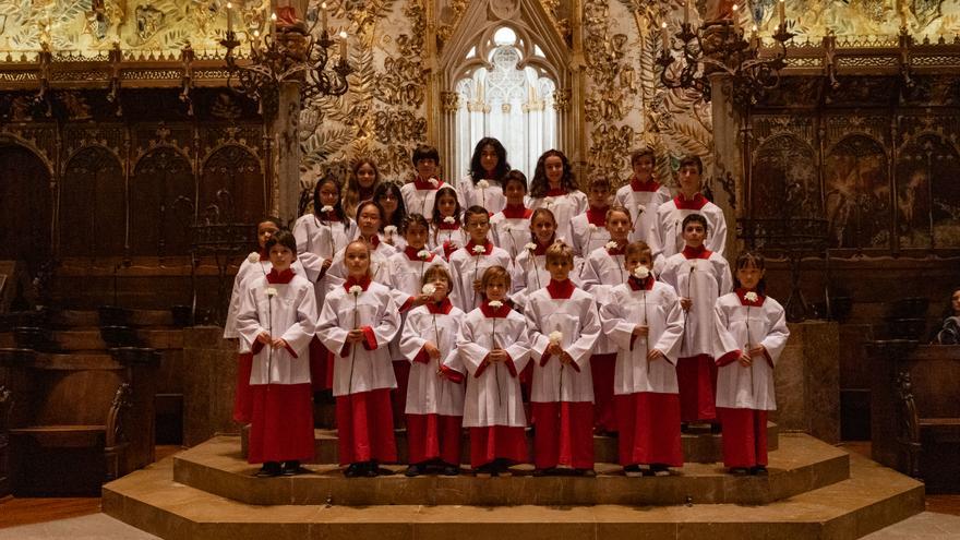 La Seu acoge la vestición de los nuevos veintidós miembros de la coral de Vermells