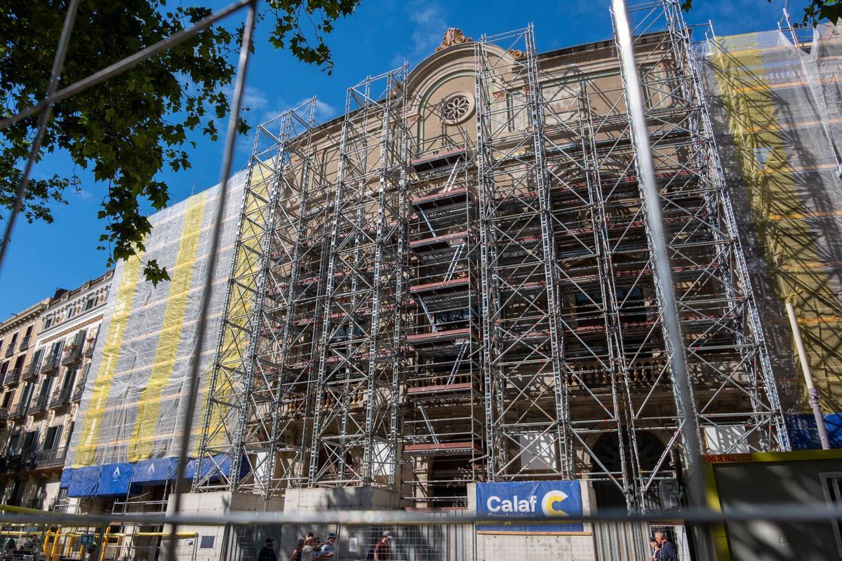 Los andamios en el Teatre Principal de Barcelona, cuya fachada estará lista a finales de 2026.