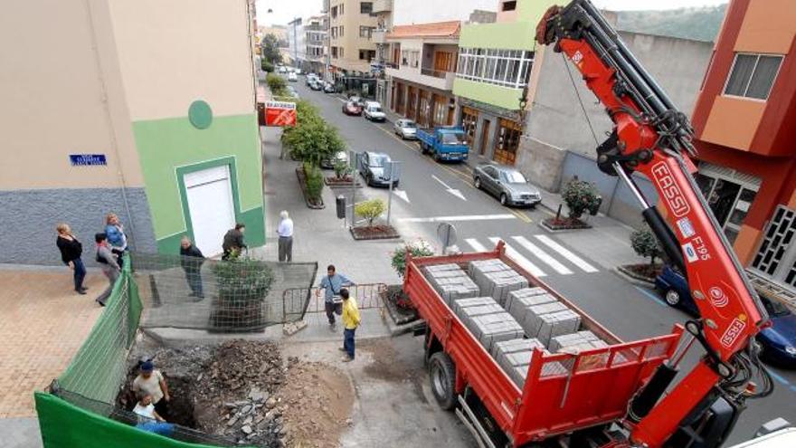 Trabajos que se llevan a cabo en los últimos días en el casco antiguo de Arucas. | santi blanco