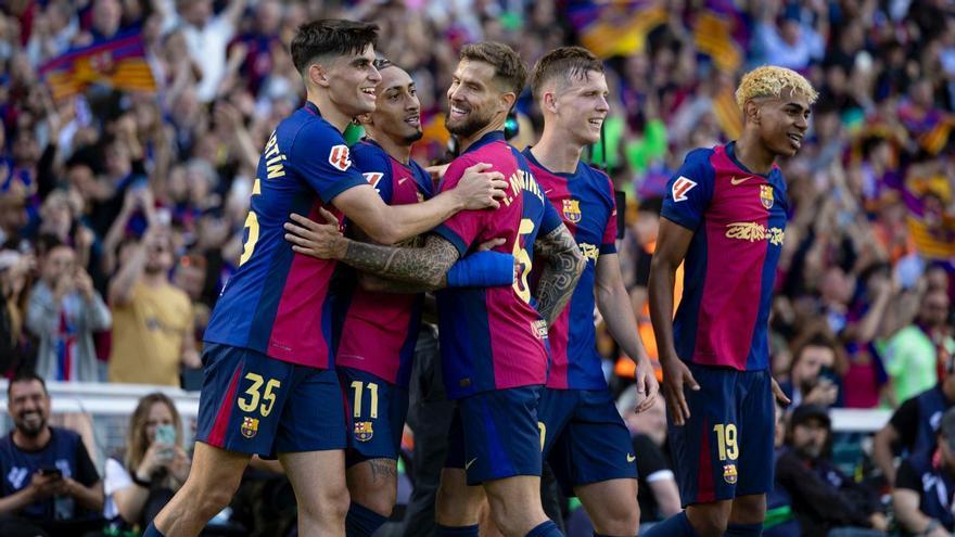 Los jugadores del FC Barcelona celebran uno de los goles contra el Real Madrid en el cl芍sico del Estadi Ol赤mpic de LaLIga