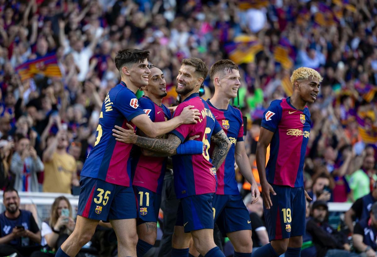 Los jugadores del FC Barcelona celebran uno de los goles contra el Real Madrid en el clásico del Estadi Olímpic de LaLIga