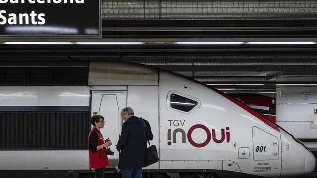 Un tren d’InOui a l’estació de Sants.Trens de les tres operadores d’alta velocitat a l’estació de Sants de Barcelona. | EL PERIÓDICO
