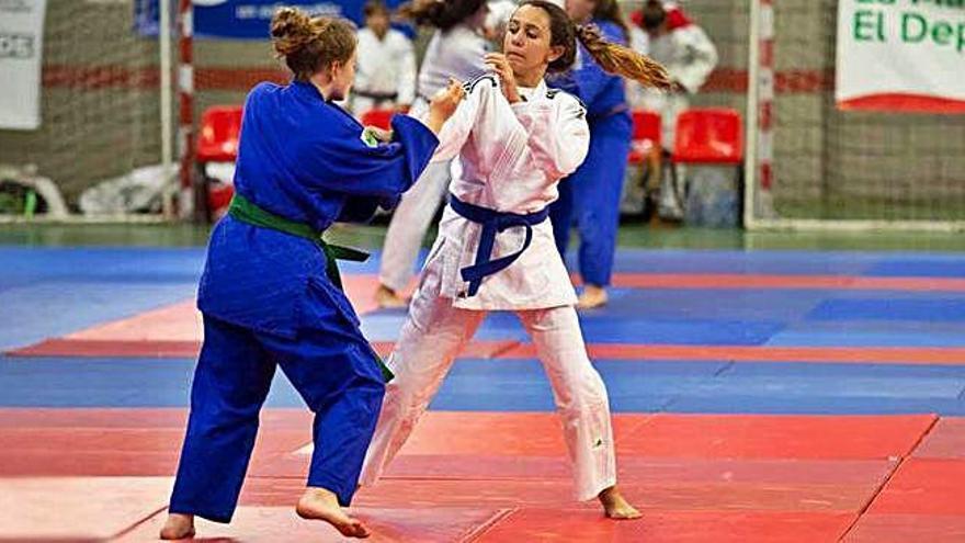 Momento de uno de los cientos de combates donde se probaron las promesas del judo de Canarias.