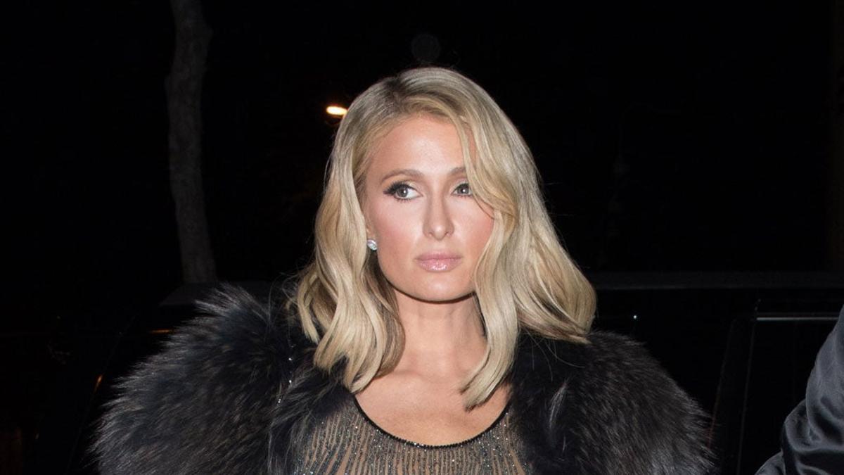 El look más Kardashian de Paris Hilton