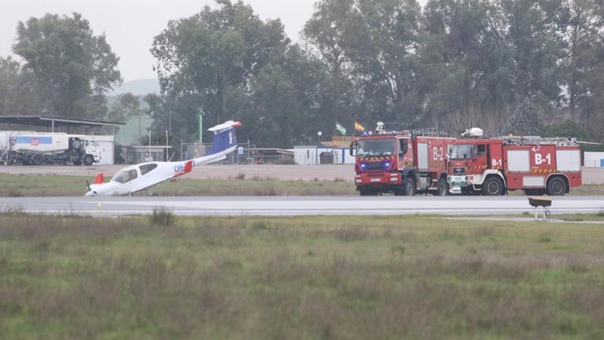 Una avioneta se sale de la pista del aeropuerto de Córdoba