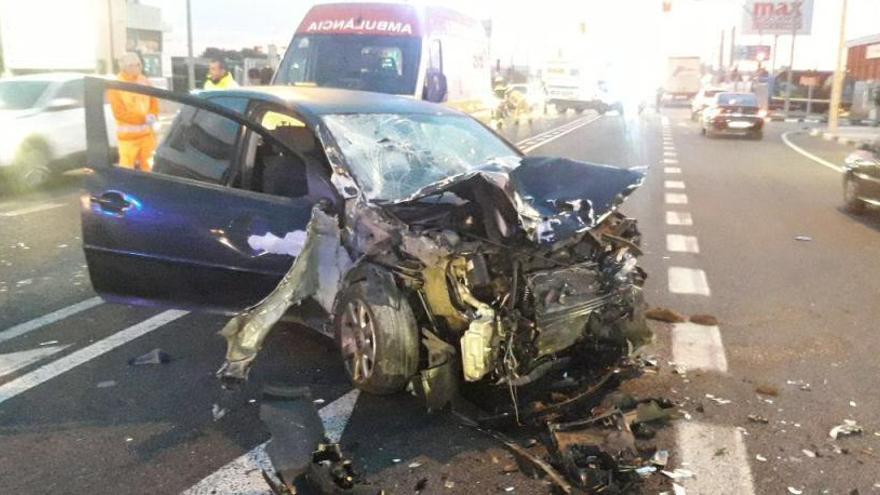 Imagen de uno de los vehículos implicados en la colisión múltiple de Alicante donde perdió la vida un motorista.