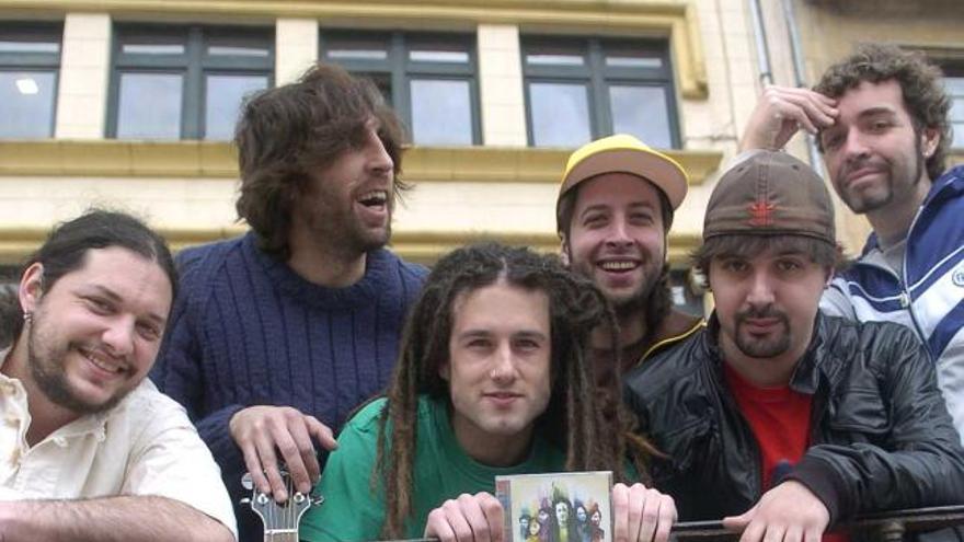 El grupo turonés «TrueQuedart» posa con su primer disco en Oviedo.