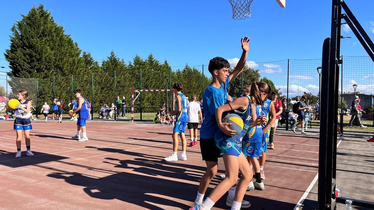 Un partido de baloncesto en Llanera.