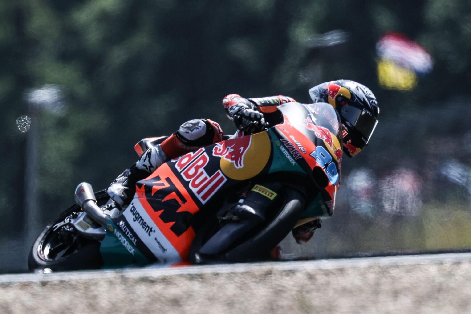BRNO (Czech Republic), 20/07/2025.- Red Bull KTM Ajo rider Jose Antonio Rueda of Spain competes in the Moto3 race of the Motorcycling Grand Prix of Czechia at the Automotodrom Brno racetrack in Brno, Czechia, 20 July 2025. (Motociclismo, España) EFE/EPA/FILIP SINGER