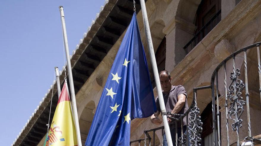 Un concejal de Ronda coloca las banderas a media asta en el Ayuntamiento.