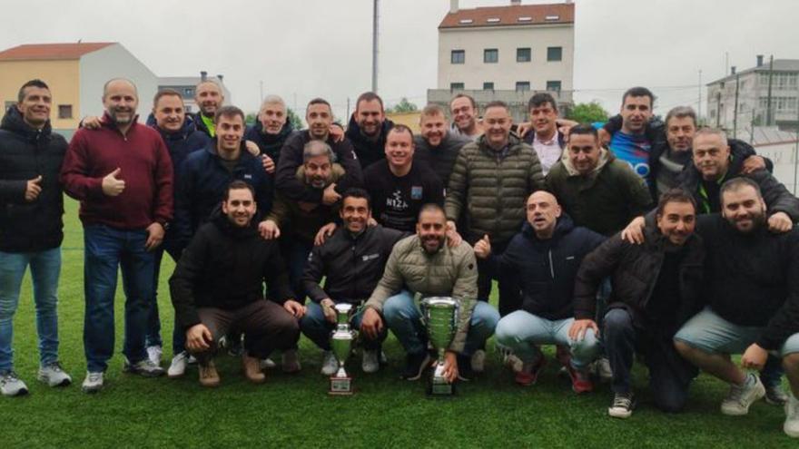 El Rodeiro posa con el trofeo junto a Luis López.