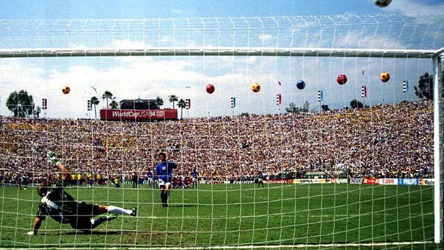 Roberto Baggio lanza alto un penalti en la final de 1994 que supuso la victoria de Brasil.