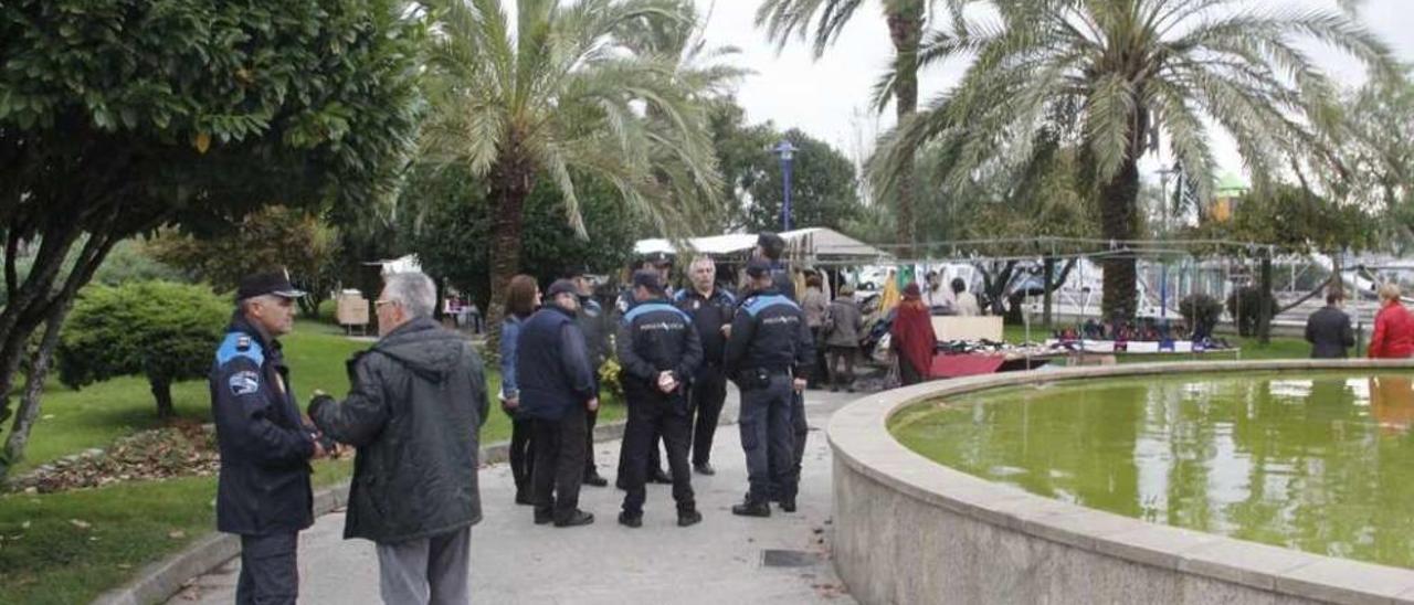 Policía en el mercadillo de Cangas y el alcalde Xosé Manuel Pazos, a su lado. // Santos Álvarez