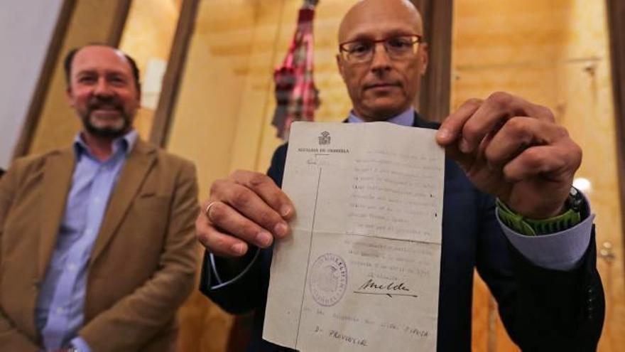 El Caballero Cubierto, Federico Ros, junto al alcalde Bascuñana sujeta el acta de 1941 en la cual se designaba a su abuelo para el mismo cargo.