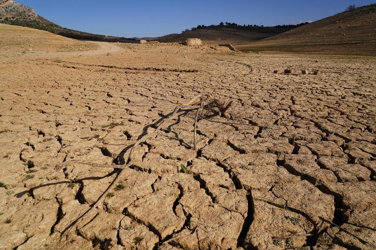 Suelo de una presa totalmente seca y sin agua por la escasez de lluvias.