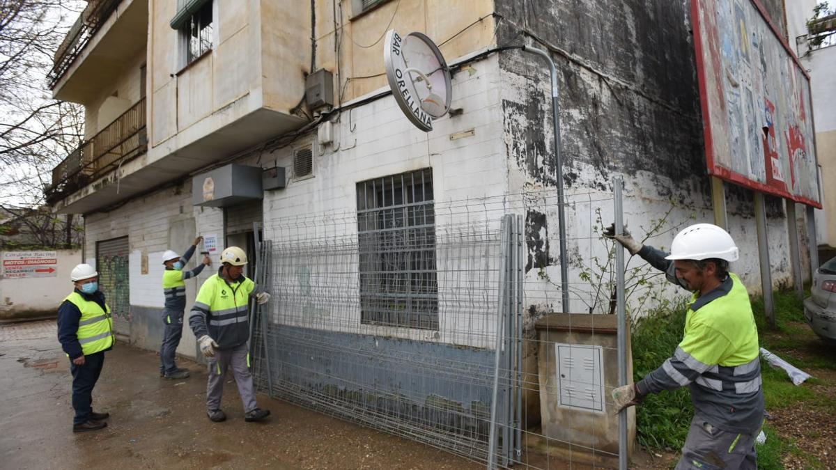 Trabajadores de Demoliciones Córdoba inician los trabajos de demolición en la avenida de Trassierra.