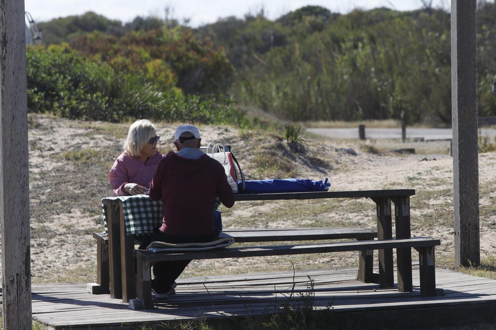 Los valencianos llenan playas y parques con las temperaturas estivales a las puertas de noviembre