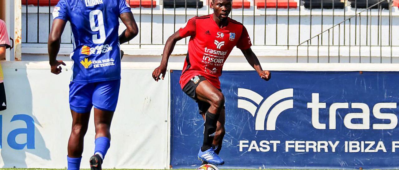 Famoussa Kanouté, jugador de la SD Formentera, en un lance del parido frente al Teruel.