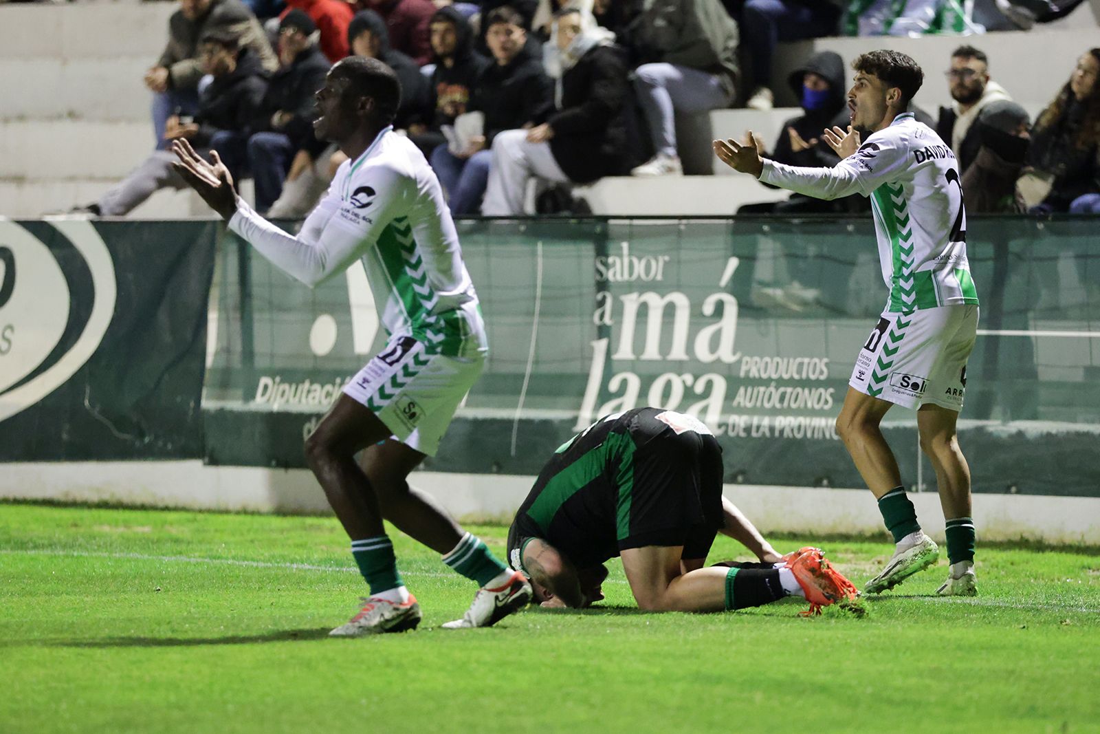 Antequera-Córdoba CF: las imágenes del partido en El Maulí