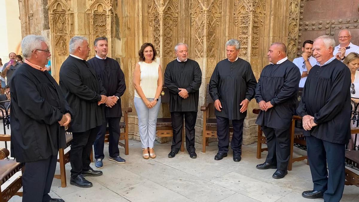 Imagen de la visita de la alcaldesa de Quart al Tribunal de las Aguas.