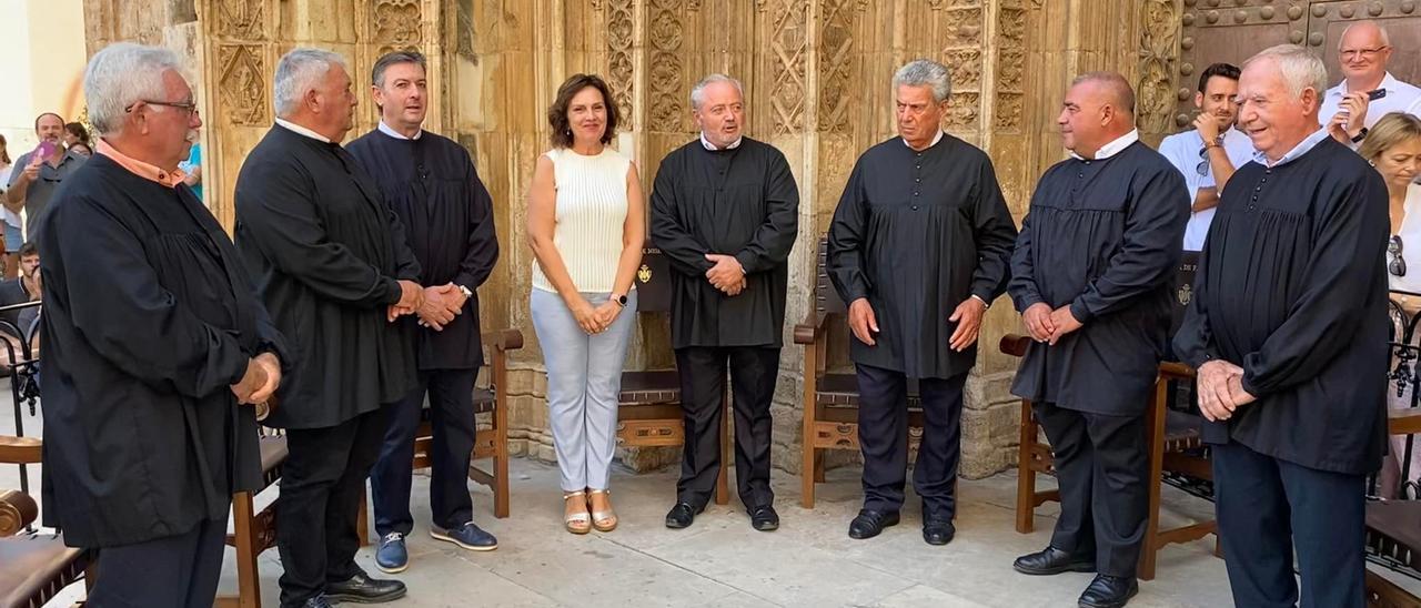 Imagen de la visita de la alcaldesa de Quart al Tribunal de las Aguas.